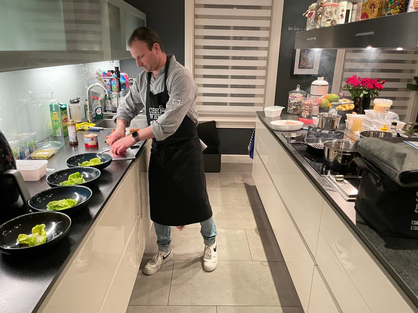Chanan bereidt de gerechten in de keuken
